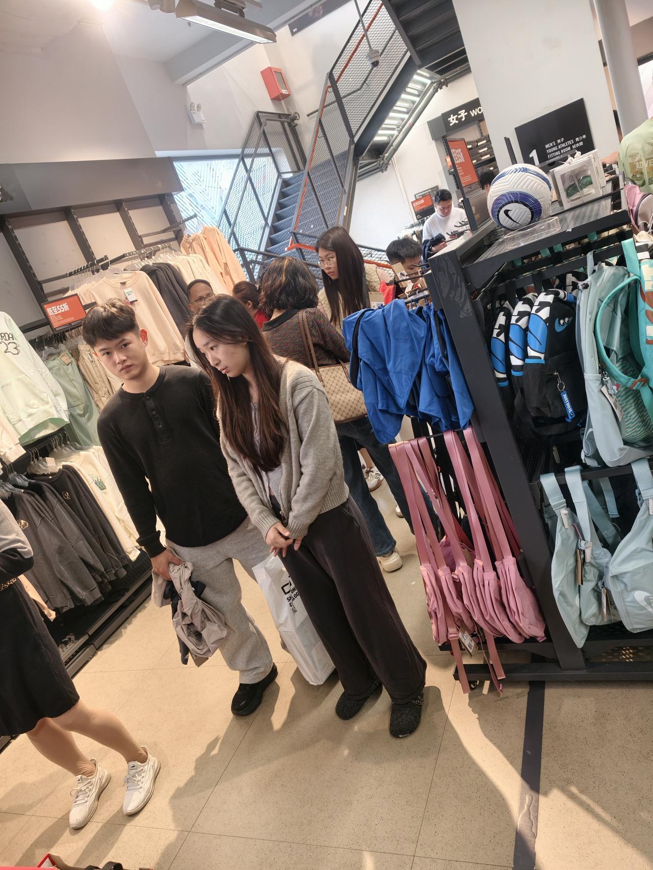 这里烟火气浓郁
这里人山人海，人流不息
现在我不得不相信，
经济确实是复苏了，