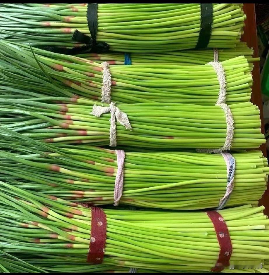 前天从网上买了3斤蒜薹，与肉炒了，感觉没有以前的好吃，吃起来又面又柴。邻居说，你