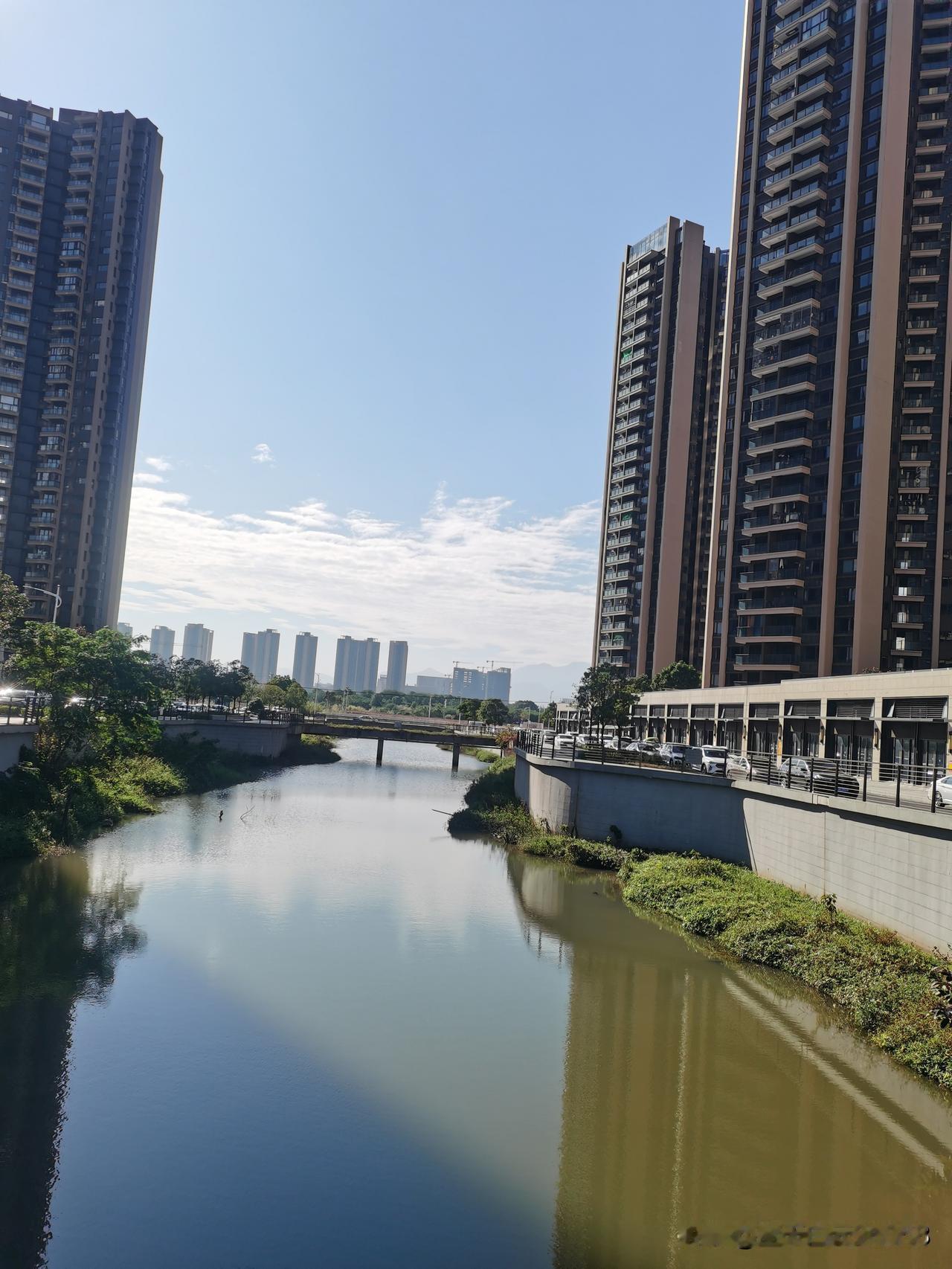 实体店生意难做，连老婆都要守不住了。亲戚是开店卖手机的，我的手机老是缓冲，反应太