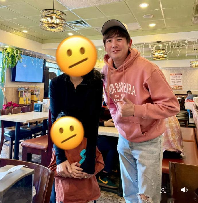 尼坤与网友合照 网友偶遇尼坤并合照，你困啊…… 