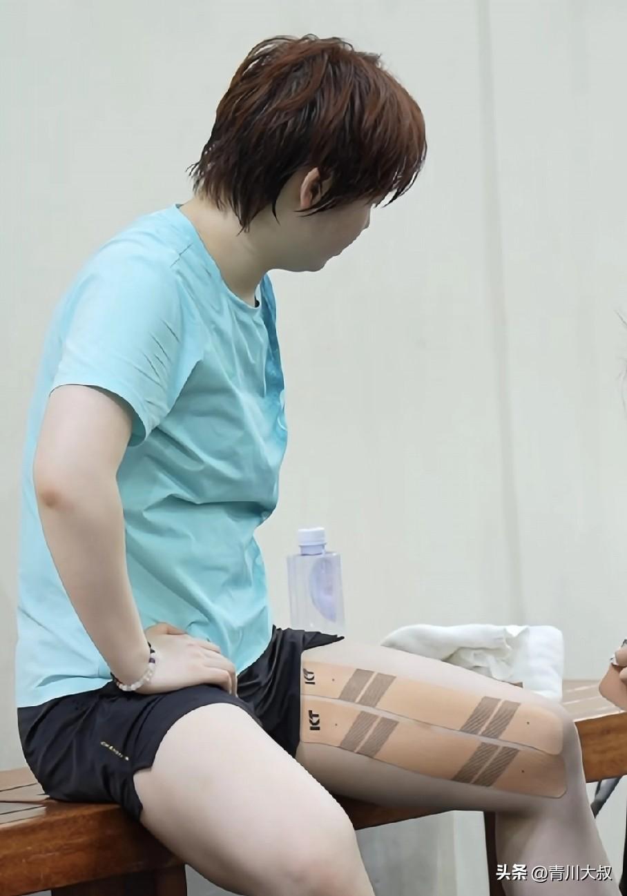 太心疼蒯曼了，最近一直带伤作战！

昨天的训练中，
我看她又贴满肌肉贴，
还是莎