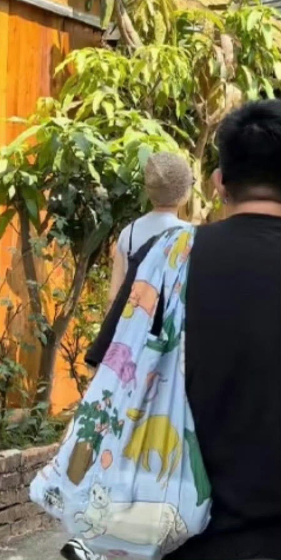 西双版纳偶遇宋茜 网友西双版纳偶遇宋茜网友说宋茜超级美又白又瘦，这状态真的绝，不