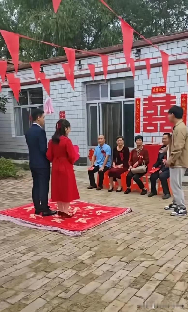 河北这对博士新婚夫妇上了热搜。新郎父母是普通农民，同为博士的湖北姑娘主张办个简易