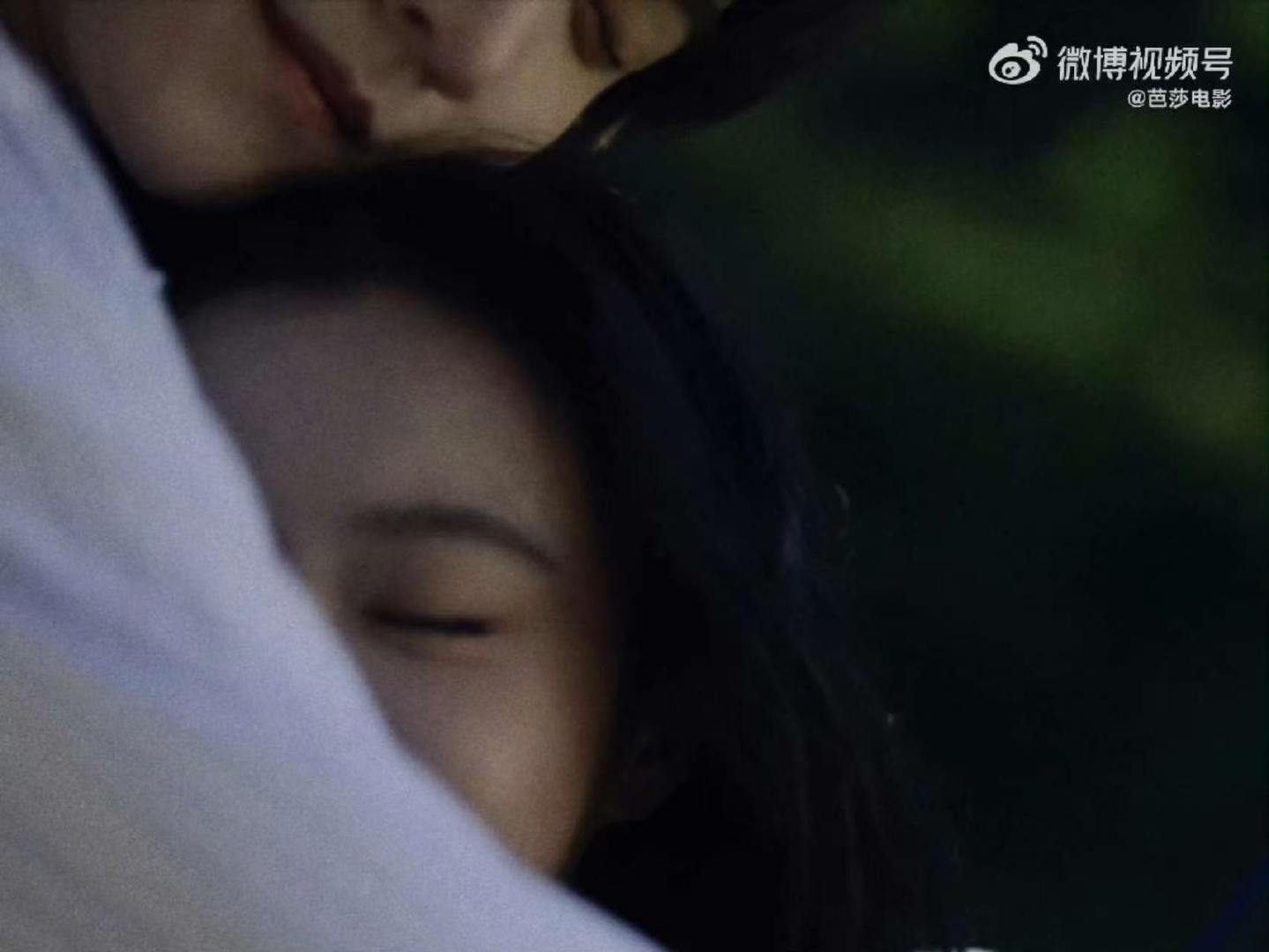 包上恩周柯宇芭莎预告炽夏芭莎预告谁能拒绝芭莎这套炽夏大片预告，包上恩周柯宇同框，