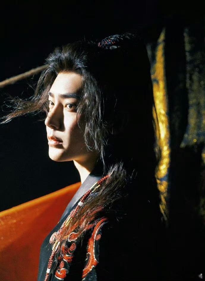 侯明昊上哪进修的演技侯明昊演到崩溃时连耳尖都在泛红，情绪从骨头缝里往外冒，根本不