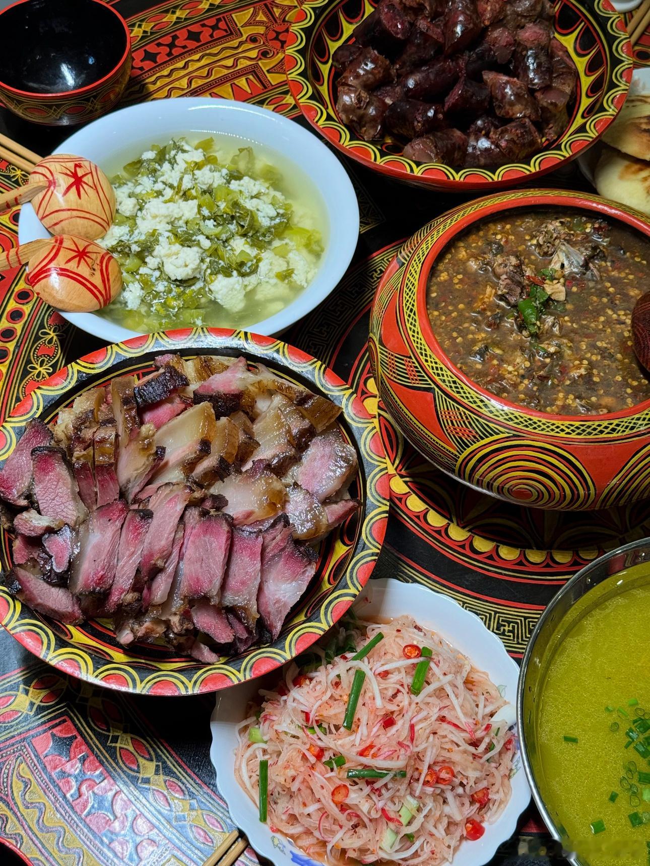 彝族的餐具很有意思，彝族腊肉、坨坨猪肉、坨坨鸡肉、坨坨牛肉我也喜欢。 