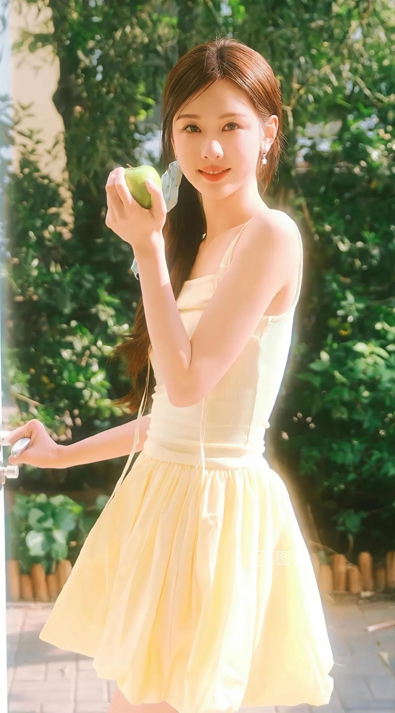 夏日、绿树、青苹果，是甜度刚好的温柔，捕捉一整个初夏的阳光少女，手握青苹果，接住