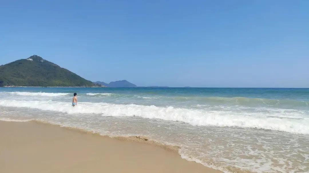 #大地之旅深圳站# 深圳最长的海滩，西涌海滩，有着长达10米的海滩，碧海蓝天、白
