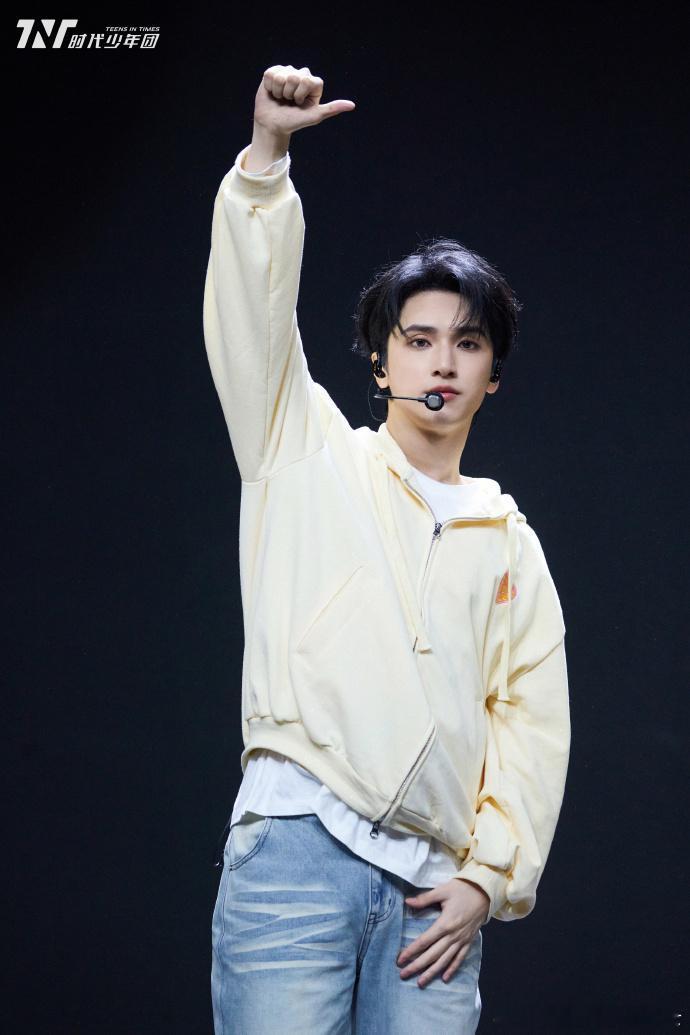 六周年演唱会三色新发色上线！丁程鑫红发、刘耀文蓝紫发、张真源金发，搭配严浩翔蓝挑