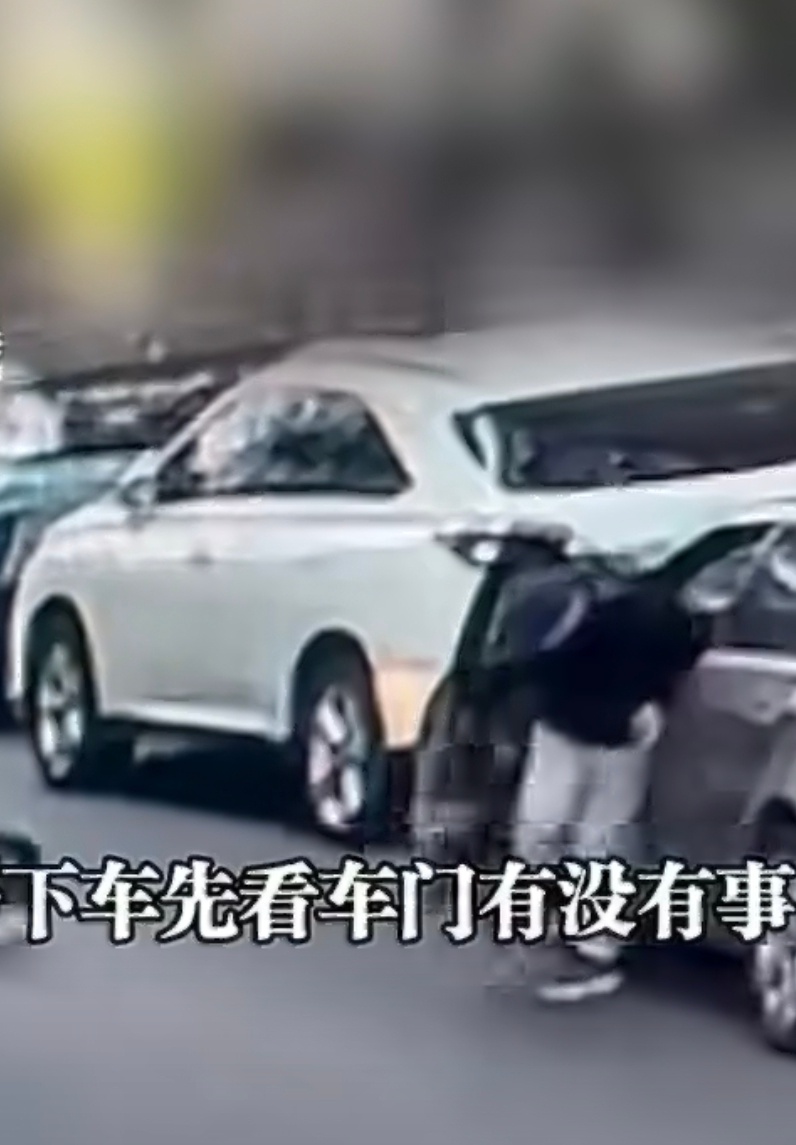 开门杀撞飞外卖员后先看车门好讽刺，难道外卖小哥的生命还没他的车门贵？这也不是什么