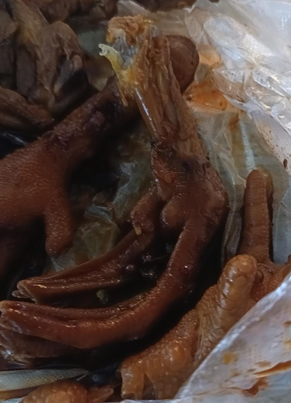 晒图笔记大赛掀开塑料袋的瞬间，卤鸡脚的香气直钻鼻腔，深棕色的外皮裹着油亮的卤汁，