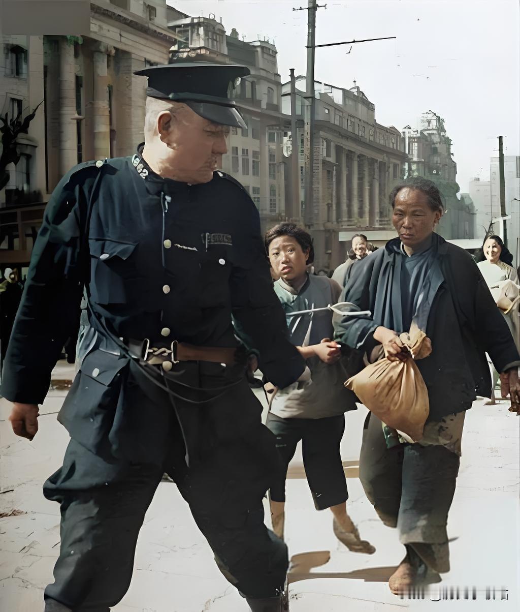 在民国时期的某个街角，一名身着威严制服的警察，带着一种莫名的得意与高傲，正将一对