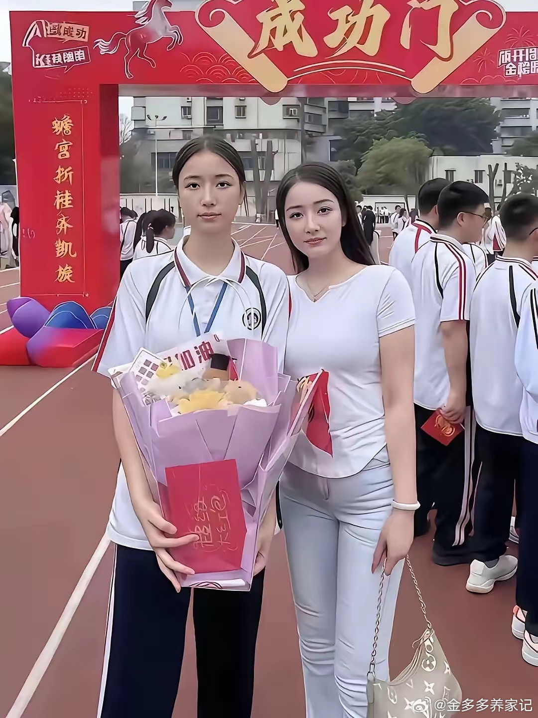 妈妈以前是校花，女儿现在也是校花。两代校花同台，羡慕别人的基因好 