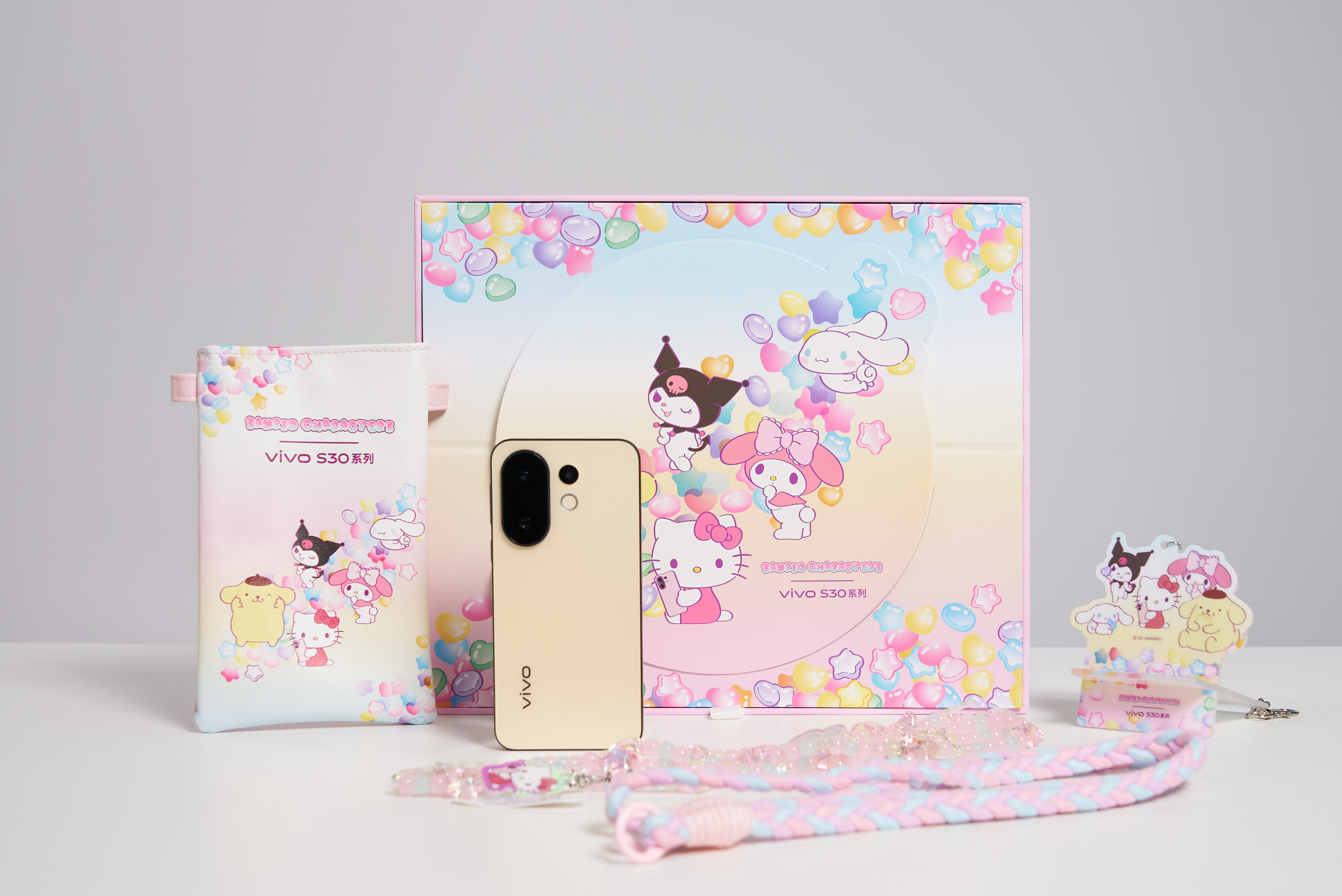 我们收到了个超级卡哇伊的 vivo S30 Pro mini 手机配件礼盒，是 