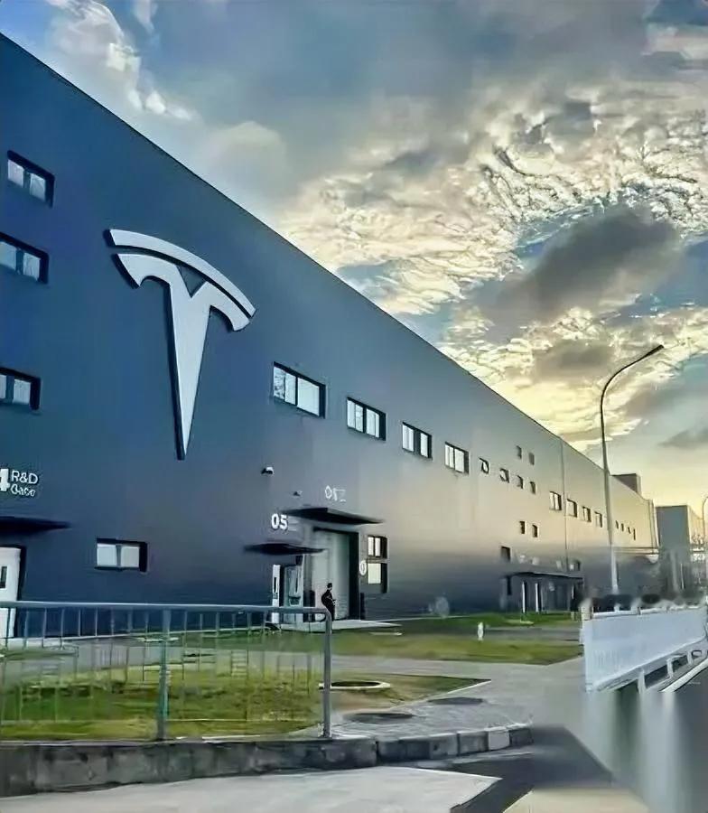 我朋友小夏，给同一家公司投了两年简历。

今年收到offer那天，她抱着我哭，说