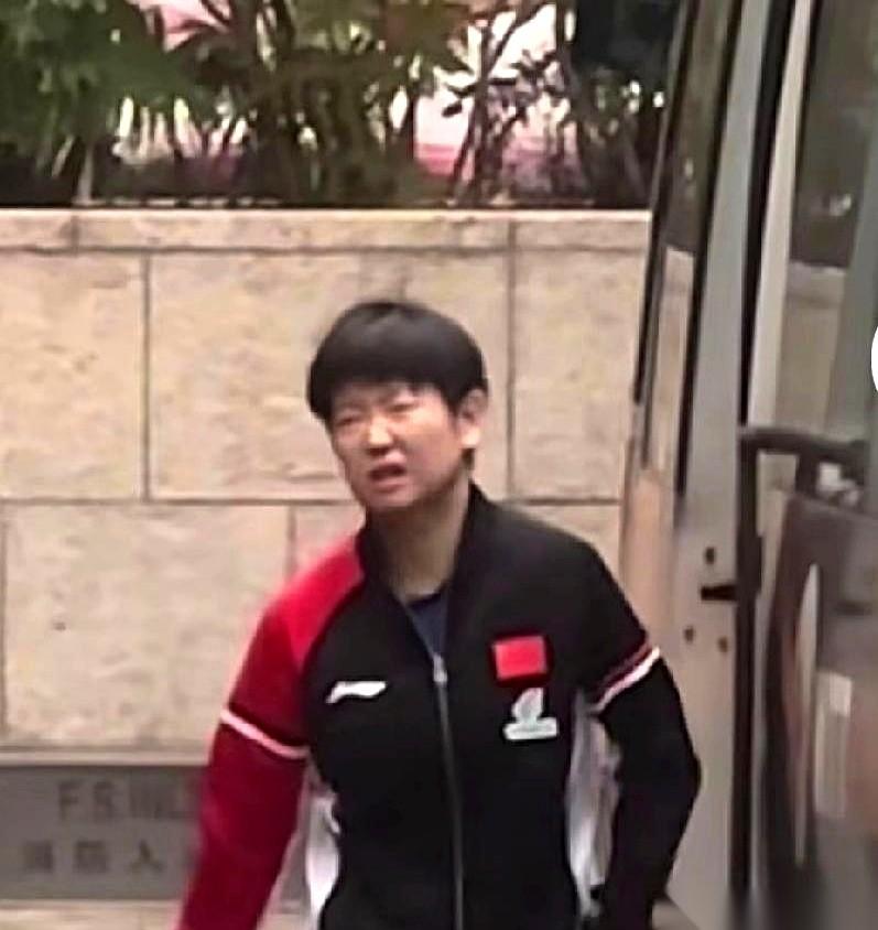 我真是服了。
走路都疼得龇牙咧嘴了，居然还有人说是装的。
键盘给你，你上去崴一个