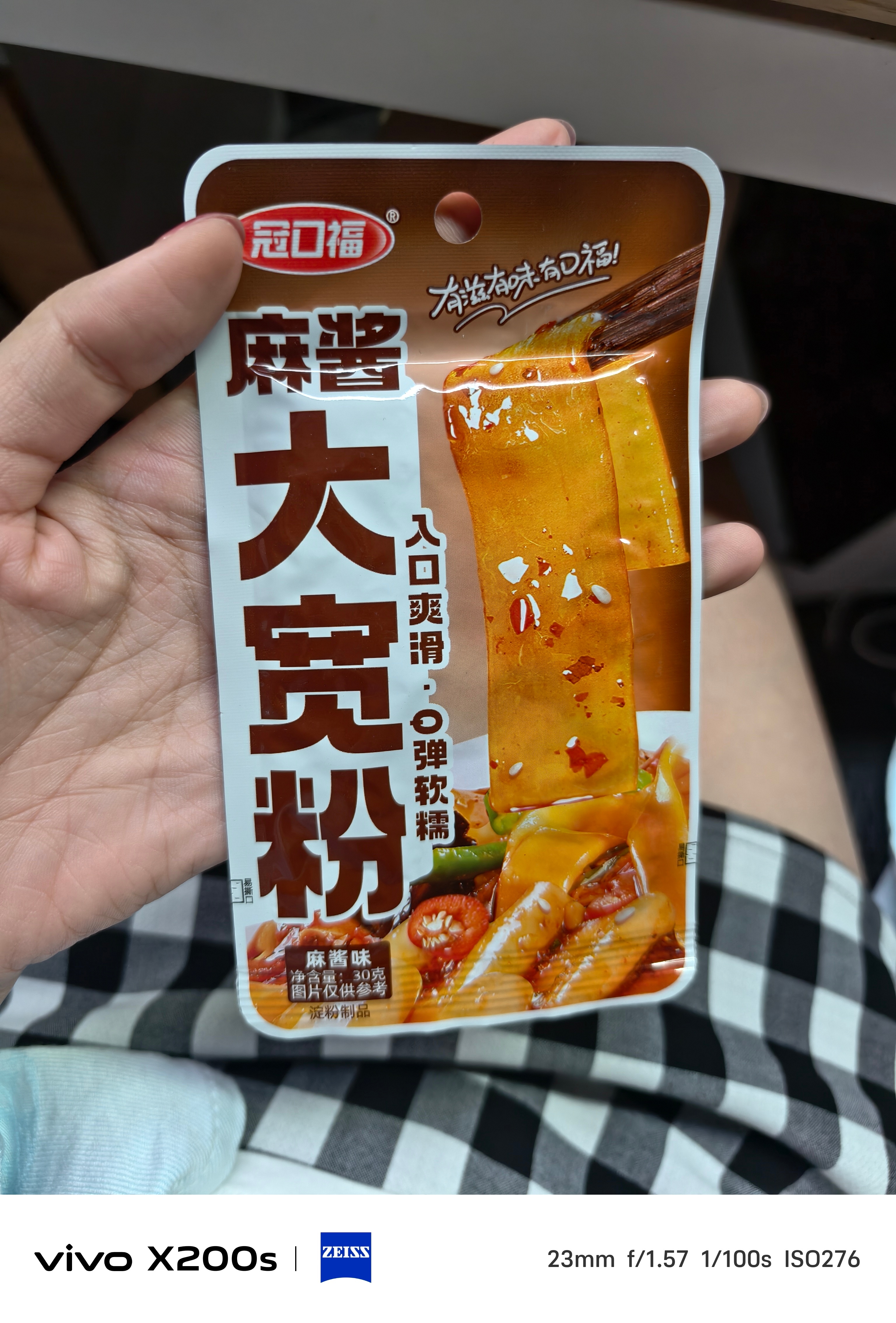 审美降级内娱审美降级，我口味降级小姐姐每天在吃些什么暗黑零食，继螺蛳粉零食之后，