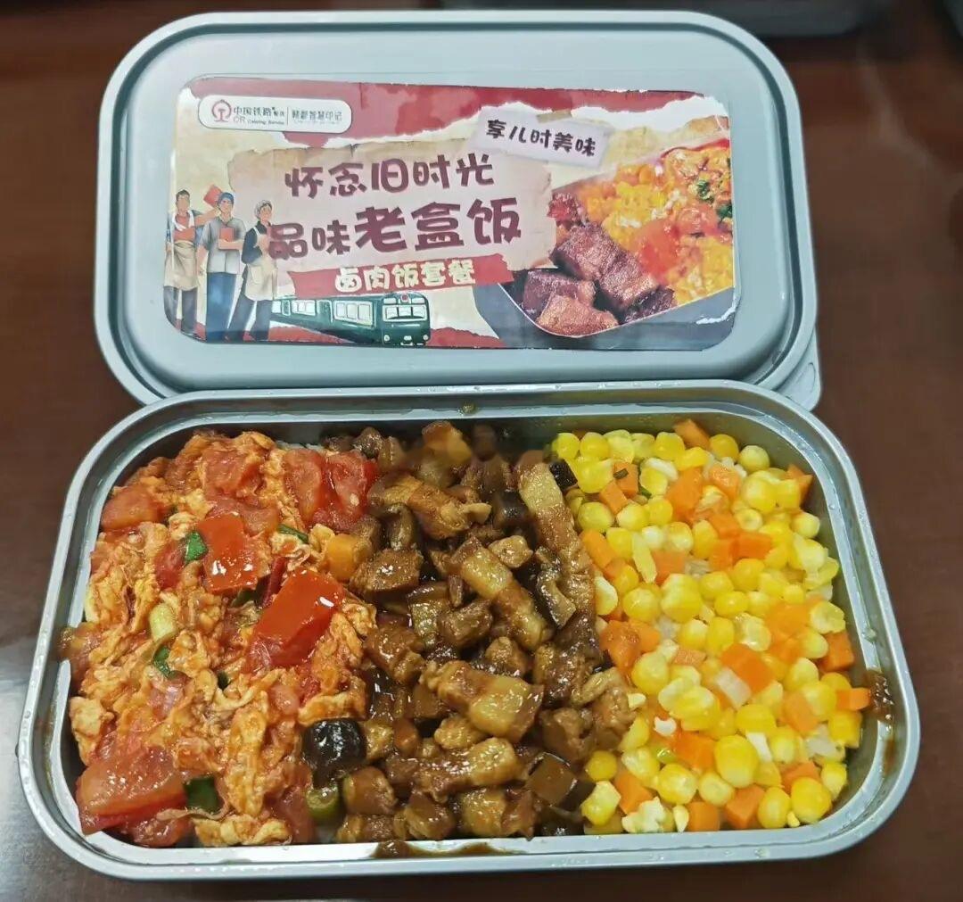 南昌局在管内动车组的“怀旧老盒饭”来了 这一份29元 
