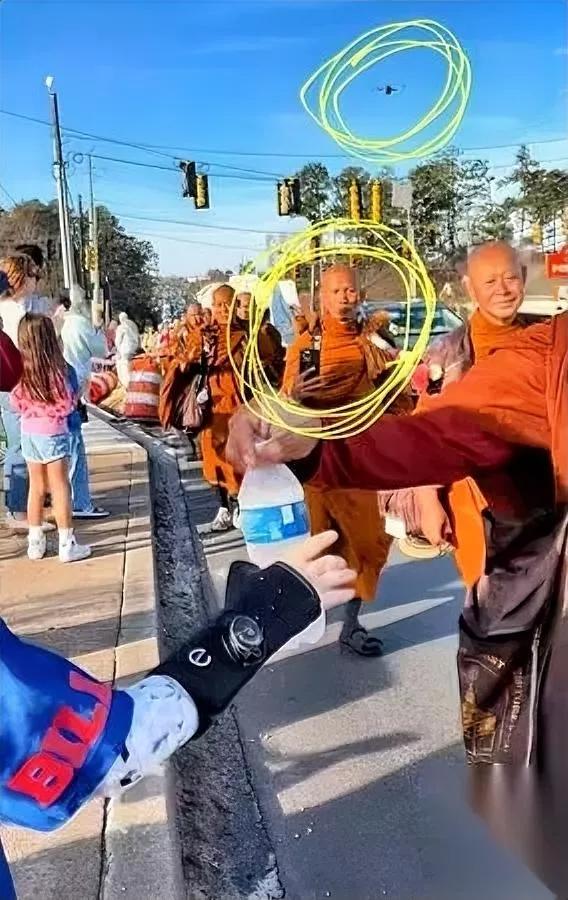 刷到件怪事

越想越不对

苦行僧居然反过来给路人递矿泉水？

按说不都是路人心