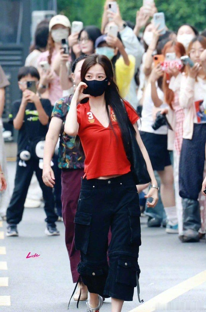 由虞书欣、侯明昊主演的仙侠剧《念相思》（原神仙肉）今日开机，侯明昊后援会已发布开