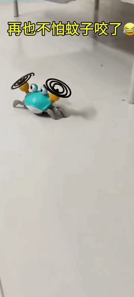 螃蟹一边走一边在琢磨，点沙发还是点窗帘