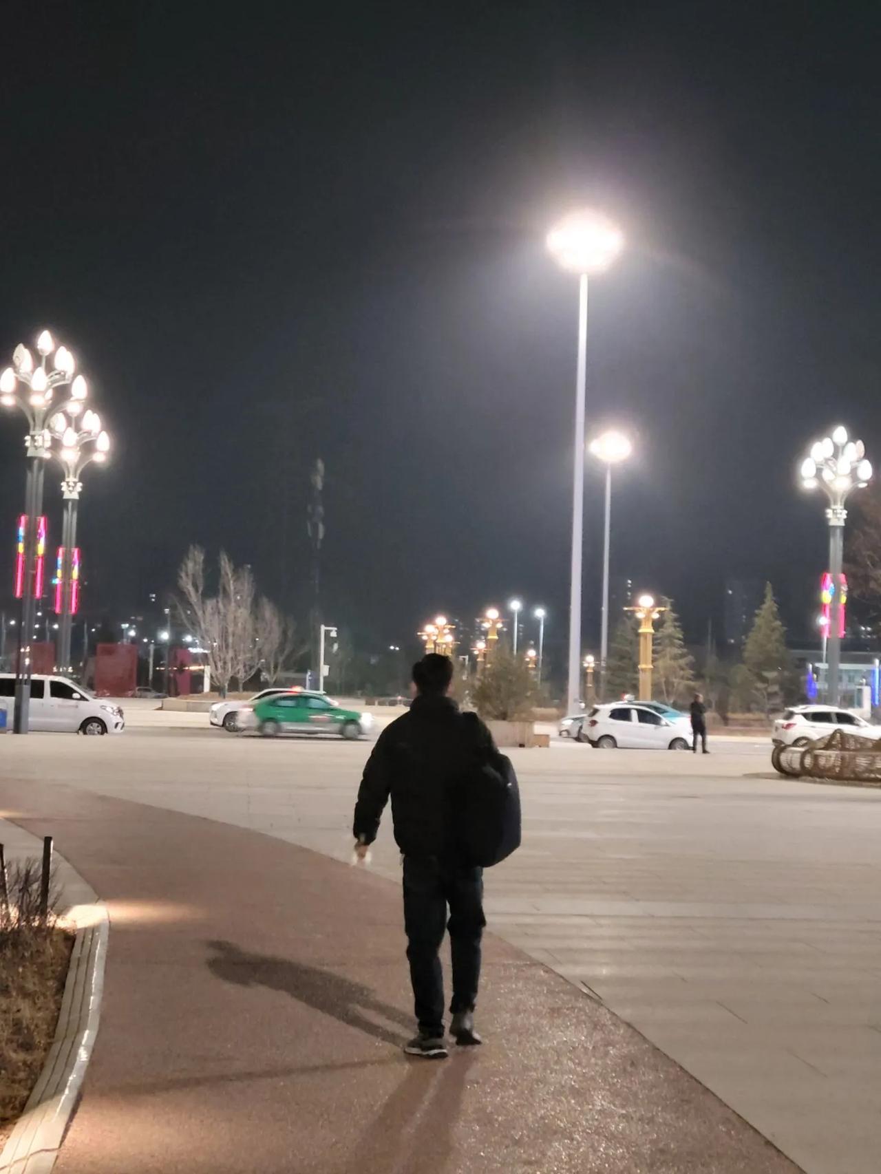 等不到过年了，刚回老家待了一周的我就逃跑了。手机里不停传出妻子的怒骂和哭诉，像刀