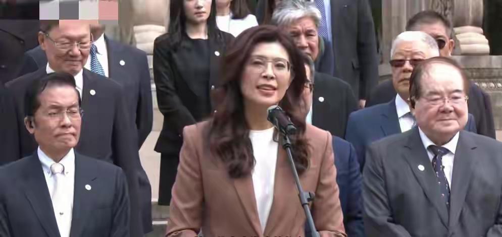 郑丽文说出毛主席，说明国民党认可了统一的中国。
    4月9日，郑丽文在参观洋