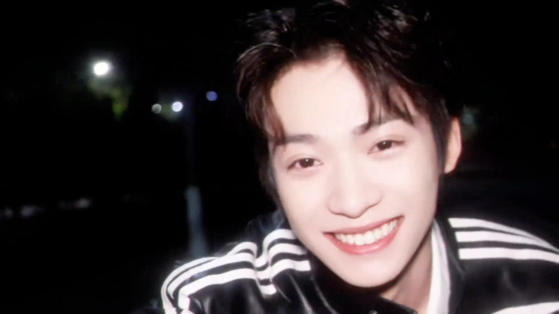 梓渝回头望笑好温柔 男友视角梓渝黑皮衣 ，酷炫不失少年感 ，这不就是幻想的一起在