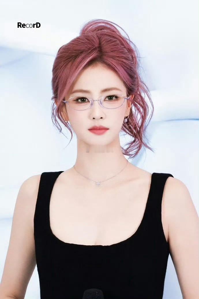 啊啊啊啊！谁懂白鹿粉发戴眼镜的含金量[来抱抱] ​​​