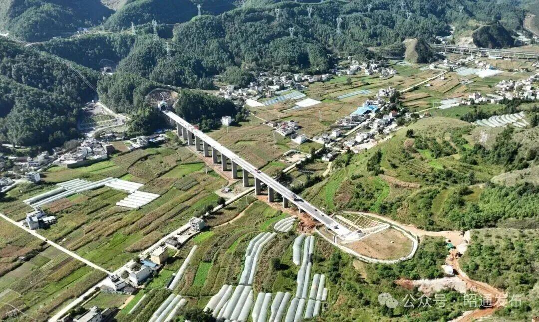 渝昆高铁云贵段站前六标一分部无砟轨道工程全面顺利完工。目前，渝昆高铁昭通东站设3