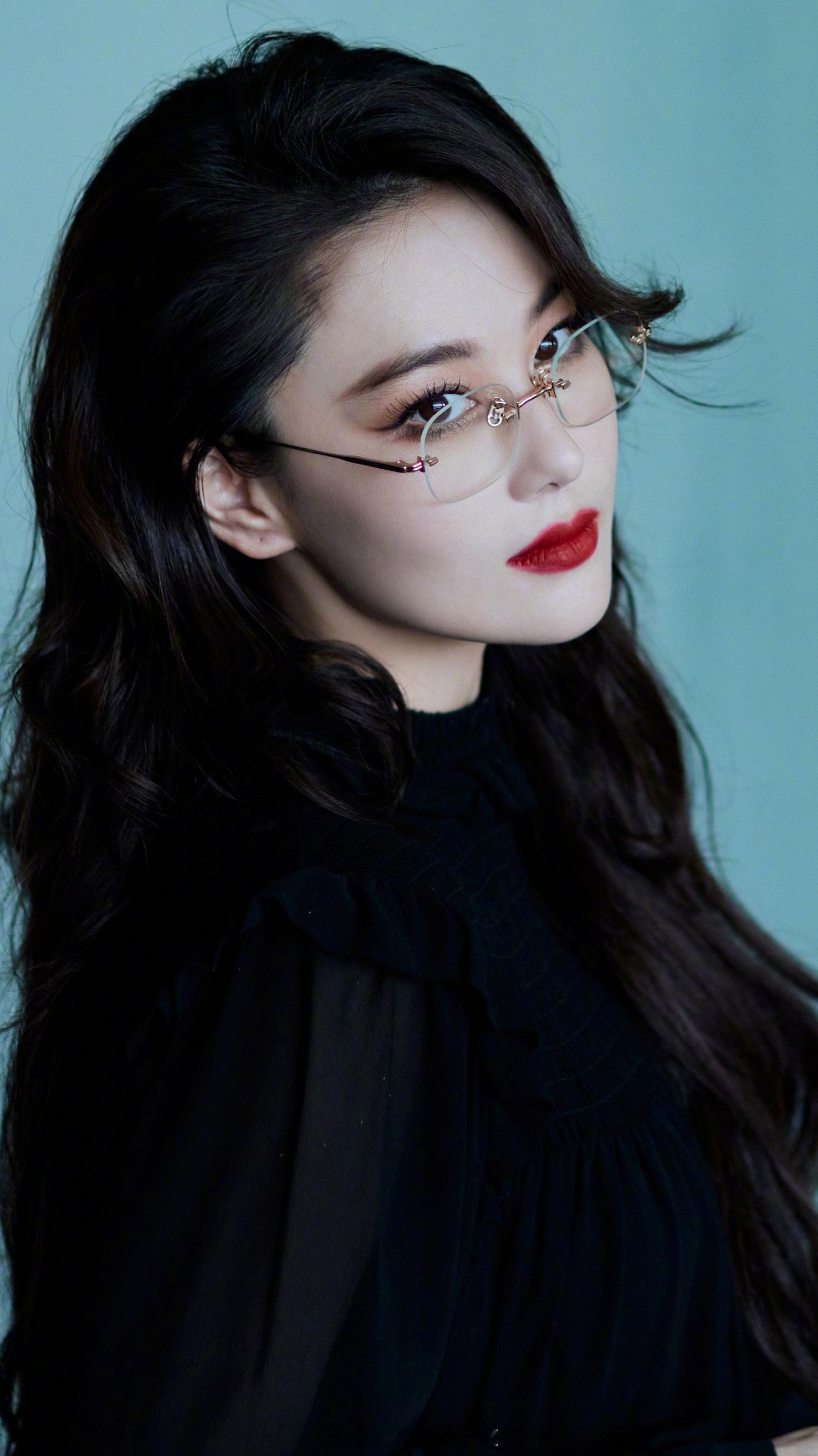 张馨予暗黑风穿搭 