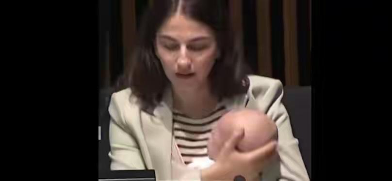 6月25日，30岁的瑞典气候与环境大臣罗米娜·普尔莫赫塔里带着自己3个月大的儿子