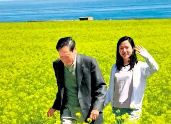 以前好多人都嘀咕，
翁帆和杨振宁年龄差五十多，
肯定长不了，还说翁帆肯定有所图。