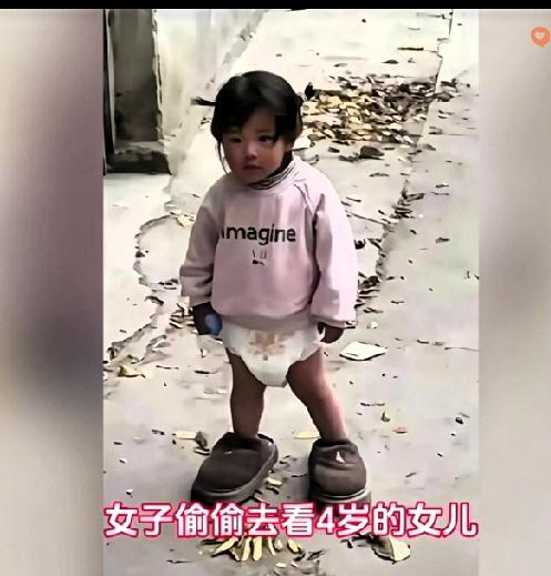 看到这一幕真的太揪心了，离婚最苦的永远是孩子。

河南一位妈妈离婚半年，偷偷去看