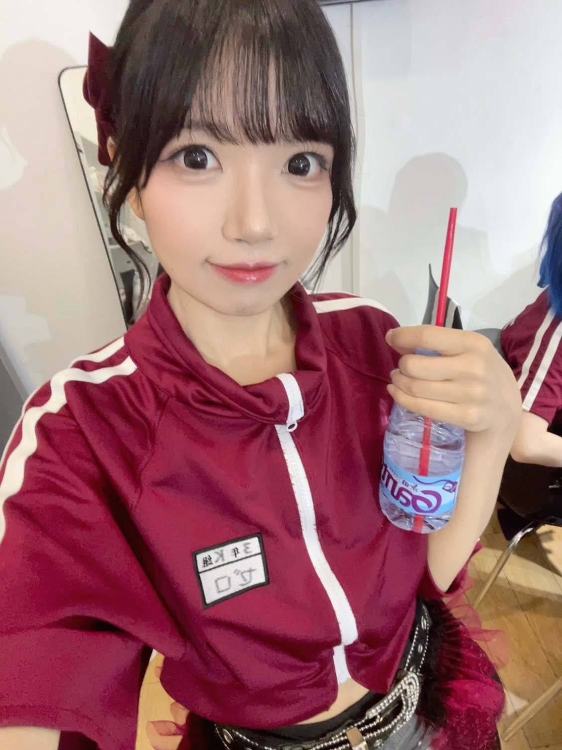 今天也谢谢大家来见面红担再次穿上了她的吉利服！并展示这个完美的丸子头！kire第