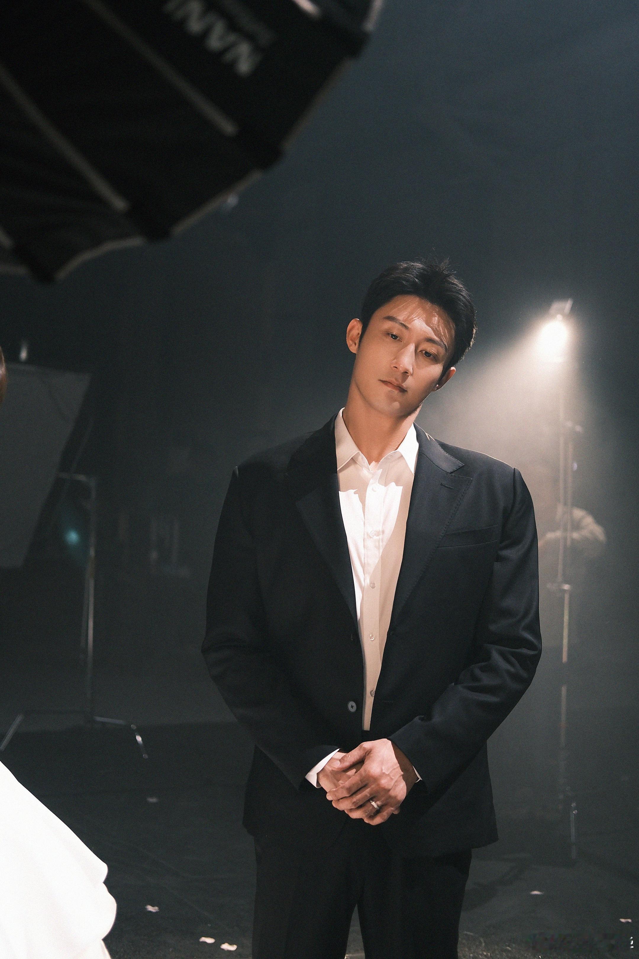 厉泽川这张我想去跟张小满做个对比，结果张小满穿西装的没发过剧照，翻剧照张小满真的