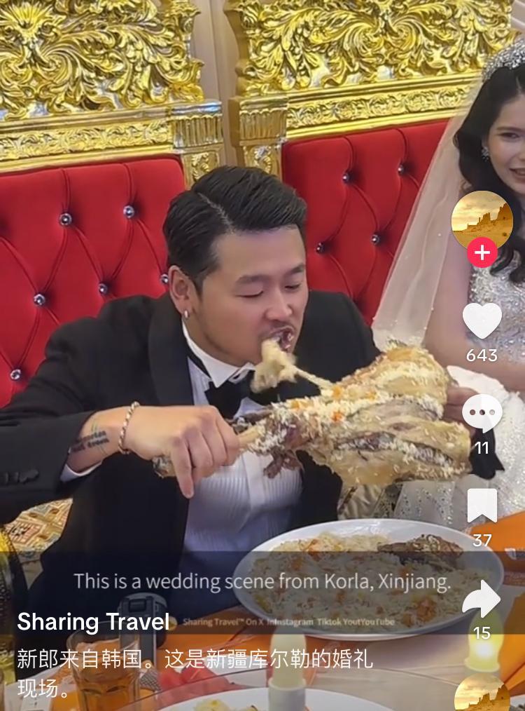 韩国人看到新疆手抓饭震惊了，没想到这么大份的手抓饭，竟然是一人份，他拿起羊腿开心