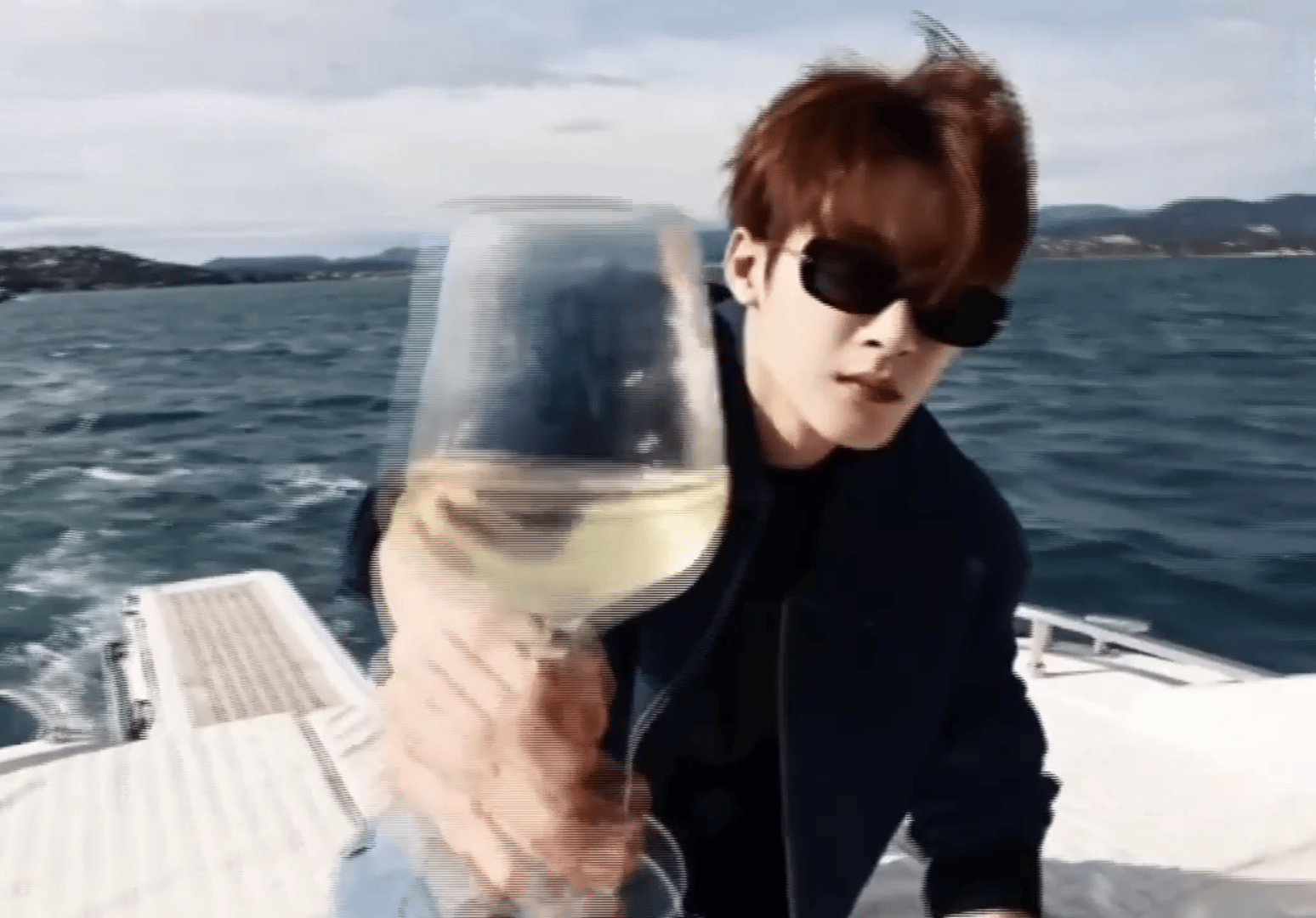 天啊！ 檀健次褐发，墨镜🕶️，牛仔套装，还有这慵懒，悠闲的姿态，真是太酷😎帅