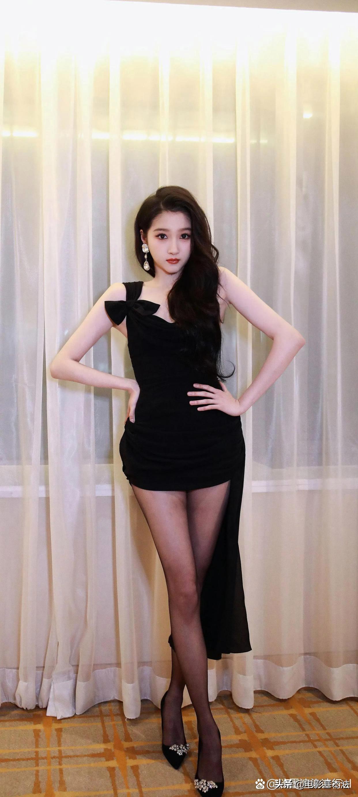 坦白的说，不论从哪个角度看，鹿晗与关晓彤都不般配。

第一，鹿晗虽然曾经是顶流，