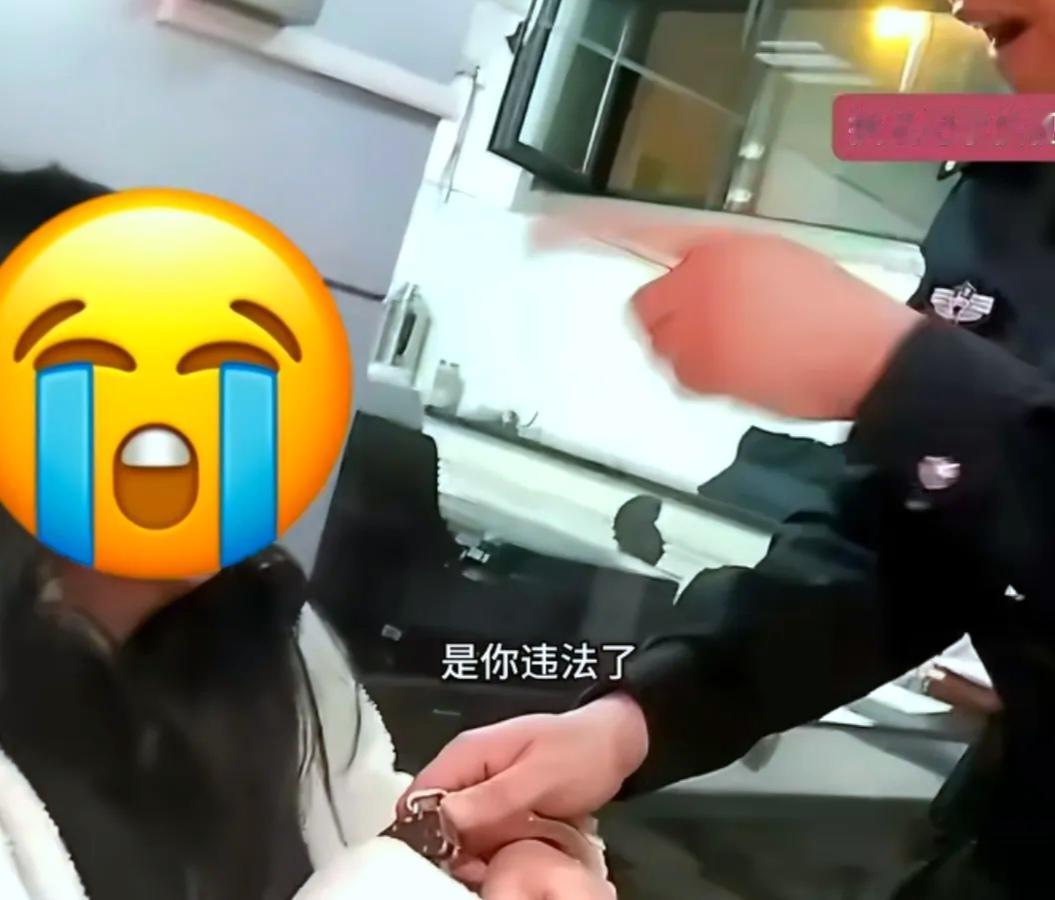 女子来来回回进试衣间，引起工作人员的注意，这哪是试衣服，分明躲里面用指甲刀剪吊牌