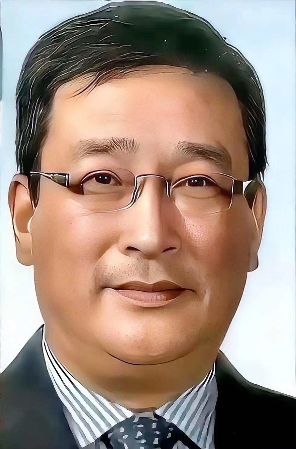 一个管武器装备的领导，贪的钱听说能把一个旅从头到脚都配齐。造武器的人自己守着东西