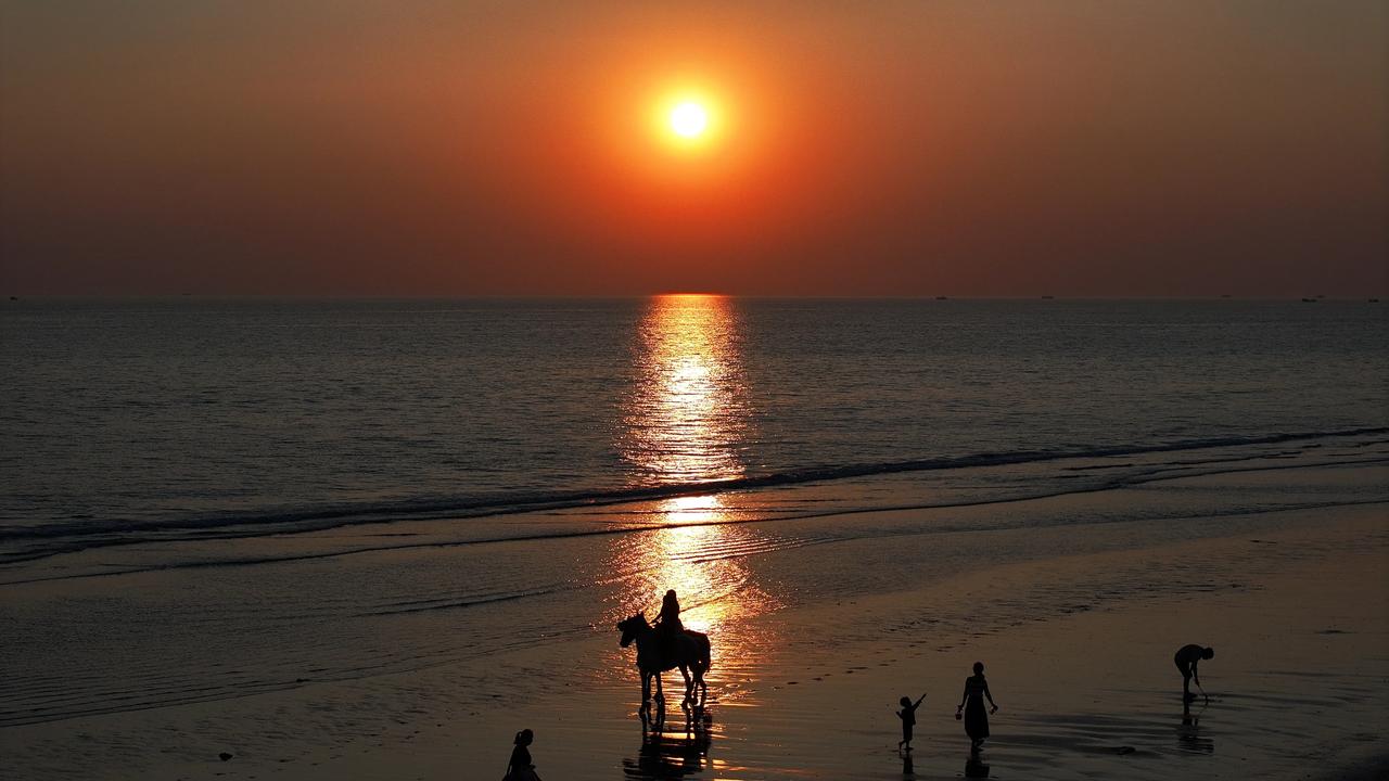 #分享一张海边日落照#侨港海滩的落日