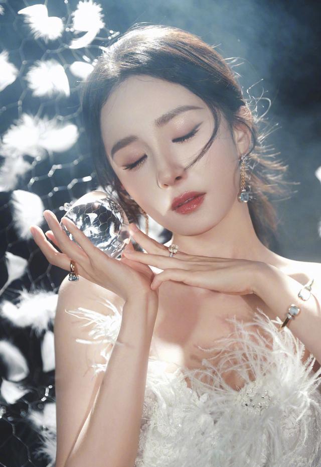 杨幂强势角逐白玉兰，生万物获央视认证台网双爆，此番能否突围，拿下视后击败孙俪、吴