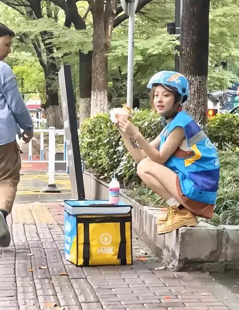 看她的笑容想马上点一份外卖。