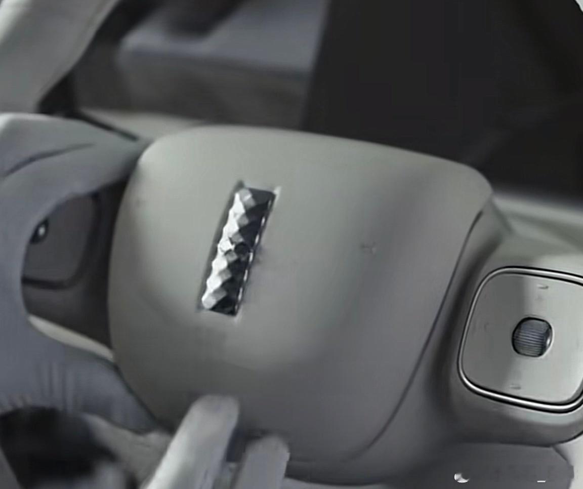 法拉第FX Super One开始组装下线了。很贴心，为了适配高山方向盘上的lo