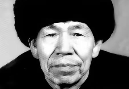 1937年新兵拒领大刀，非要拿根床腿当武器，战友笑他是傻，没人想到他后来竟立下一