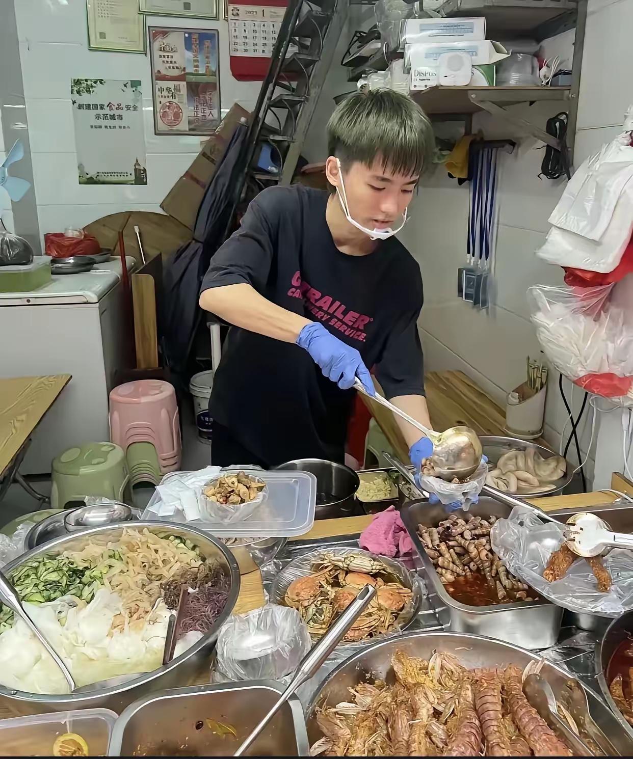 招工招到准女婿是一种什么心情？
近日，河南一馄饨店里老板招工招到了一个帅小伙，真