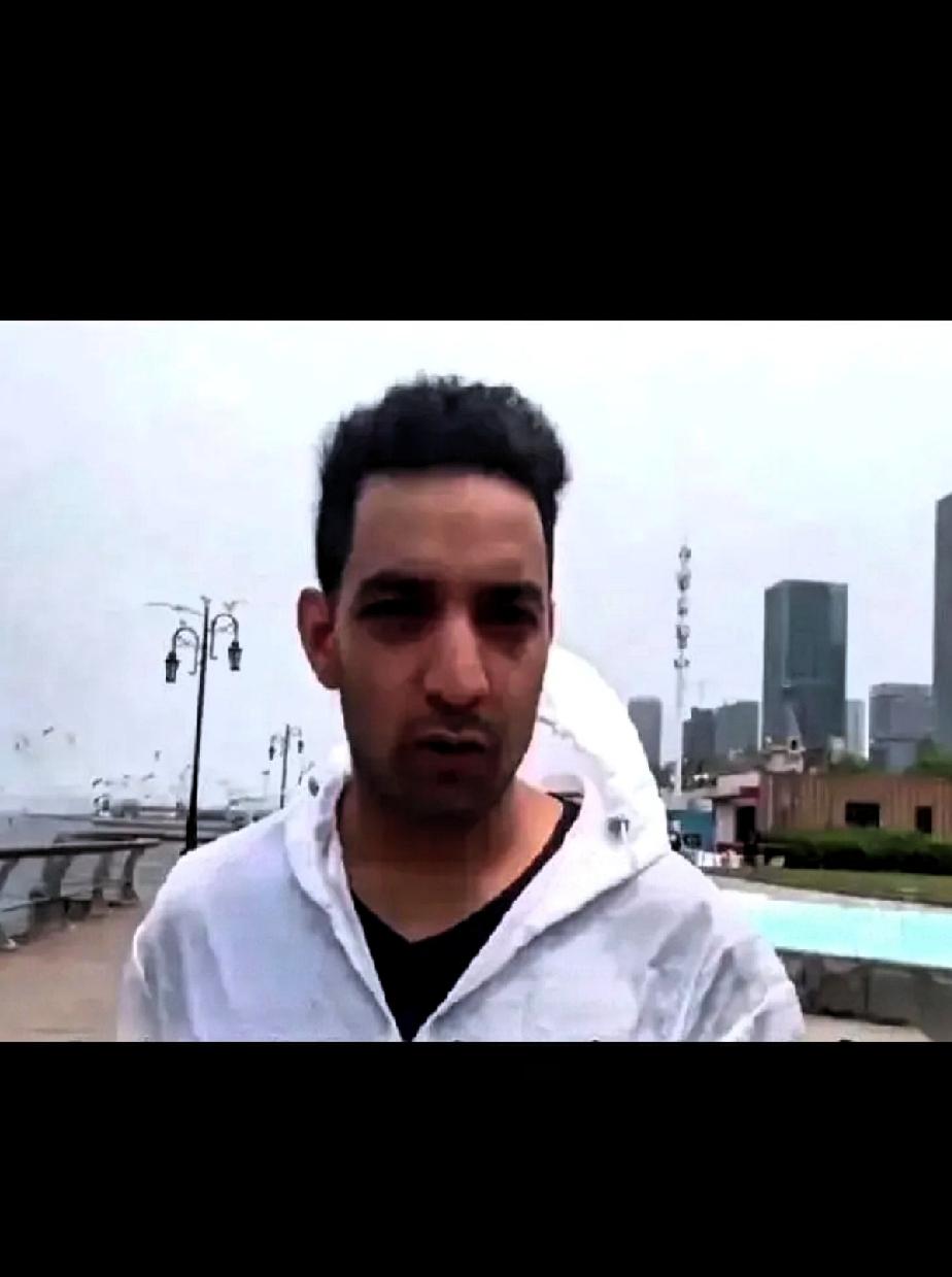 感到不适滚回去呀！没有人请你来！
这位印度人来中国旅游，他感觉自己被当成外人对待