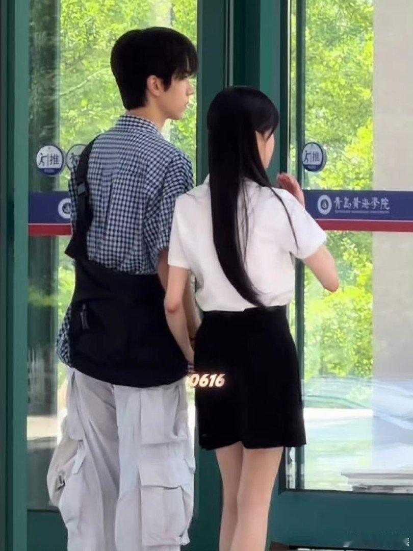 孙珍妮胳膊孙珍妮胳膊好细  你们看孙珍妮这个胳膊，太细了吧！ 