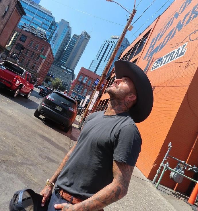 牛仔贝[捂脸]，这风格挺适合贝克汉姆，真不愧是人生赢家，如何开心如何活。